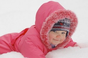Як одягти дитину на прогулянку взимку: правила укутування