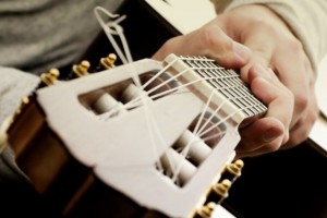 Як надягати струни на гітару